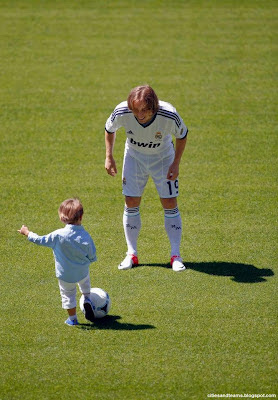 Luka Modric Playing With His Son Ivano Real Madrid Spain Hd Desktop Wallpaper
