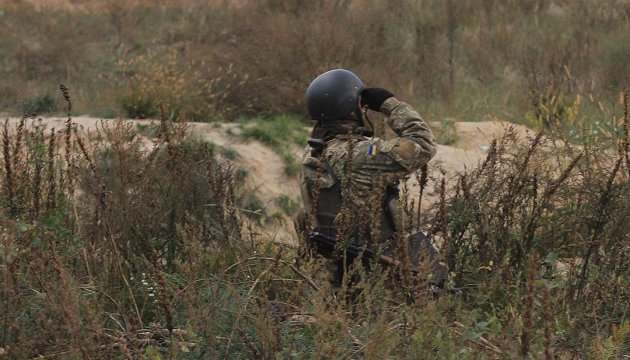 Командувач ООС показав міжнародним спостерігачам докази злочинів бойовиків