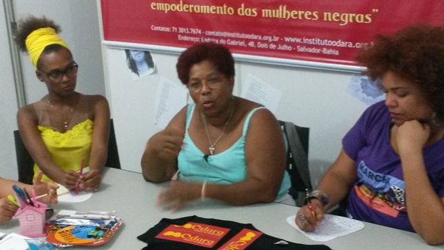 O Instituto Odara faz parte das organizações que lutam em prol da defesa da promoção da igualdade racial e que se localizam no bairro Dois de Julho.
Segundo Valdecir Nascimento, coordenadora executiva do Instituto, a região favorece a instalação dessas instituições. “Desde a década de 80, é tradição os militantes, os artistas, os intelectuais se reunirem no lugar. Como há outros espaços de luta no bairro, um movimento se apoia no outro. Não é por acaso. O bairro é um espaço político”, afirma. Na localidade, há o Bahia Street, o Instituto Mídia Étnica (IME), a Associação de Capoeira Angola Navio Negreiro (Acanne), e o Centro de Estudos Afro-Orientais (CEAO), órgãos também que debatem a questão racial.