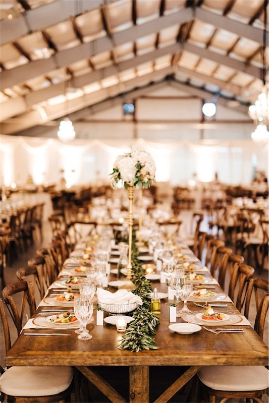 mesa de madera decorada con ramas de olivo boda inspiracion griega chicanddeco