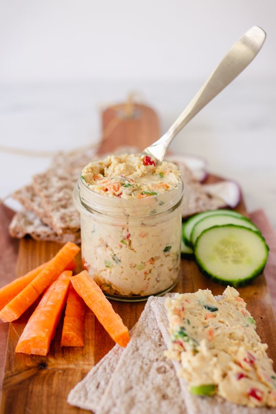 A healthy chickpea and smoked tofu spread that's delicious, cheap and easy-to-make. To turn those boring lunches into scrumptious meals!