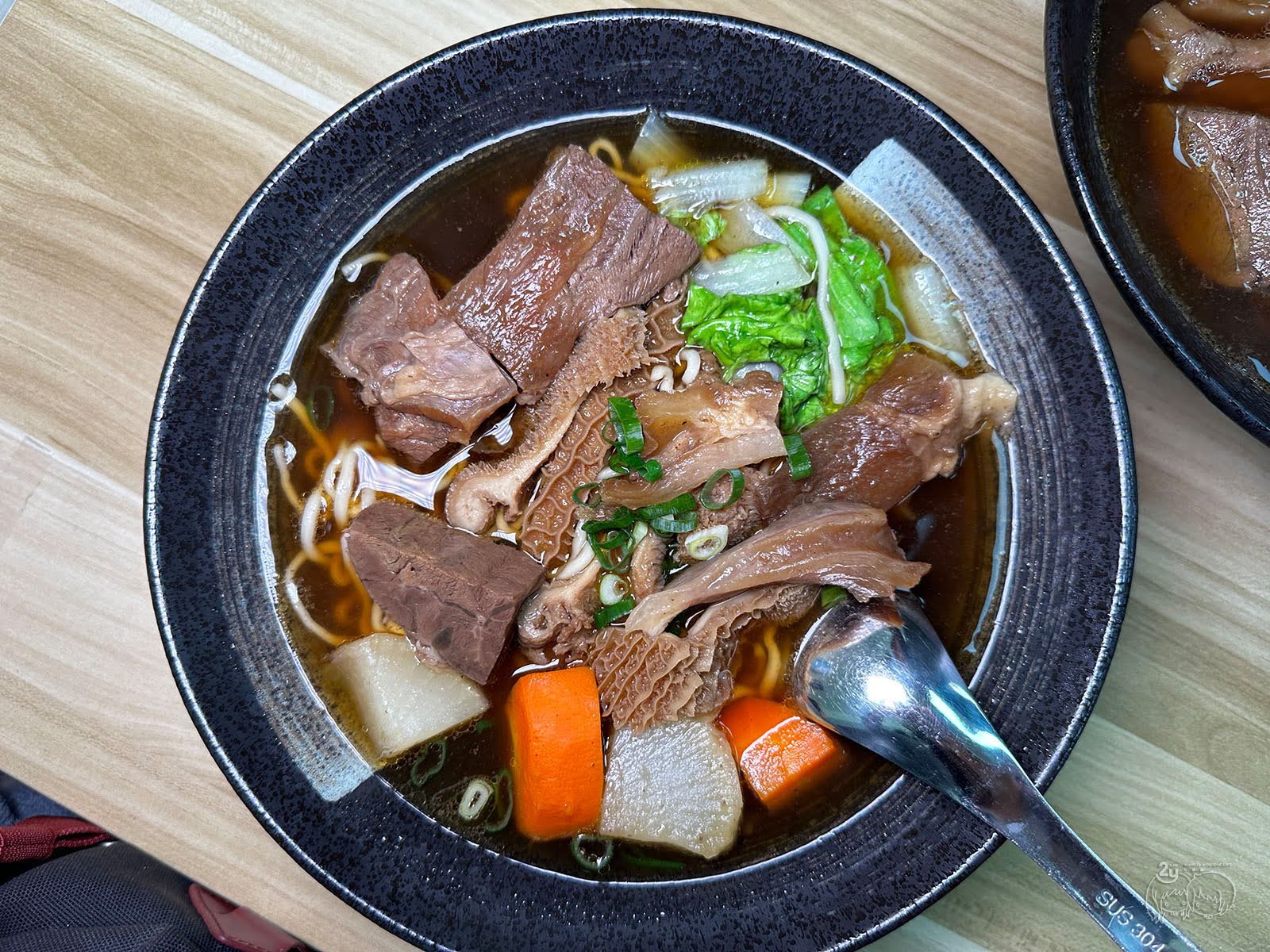 台南美食｜安平區 玉芳張媽媽麵食館｜人氣紅燒牛肉麵與來自二空涼麵的老味道｜台南眷村家鄉味｜安平運河旁的美食