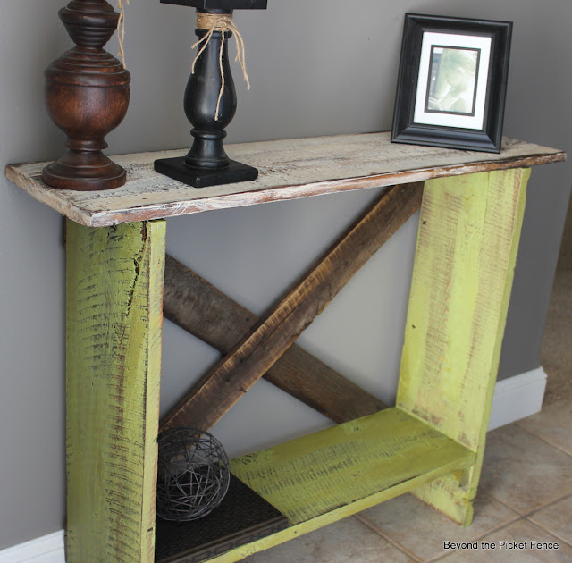 entryway, sofa table, reclaimed, barn wood, paint, Beyond The Picket Fence, http://bec4-beyondthepicketfence.blogspot.com/2013/03/spring-green-sofa-table.html