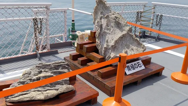 長崎港で砕氷艦しらせ一般公開 南極の石