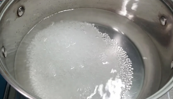 Nấu nước đường phèn ngâm vải