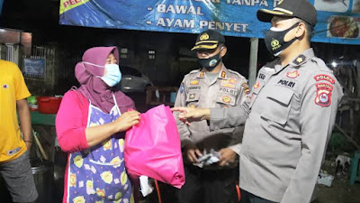 Penerapan PPKM Darurat, Polda Banten Bagikan Sembako dan Masker Kepada PKL