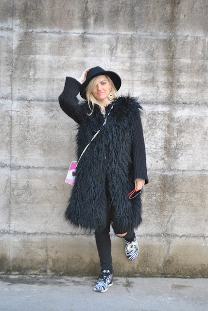 outfit cappotto pelliccia ecologica smanicato elisabetta franchi cappotto nero  in pelliccia ecologica con maniche in lana elisabetta franchi cappotto elisabetta franchi che si trasforma in gilet di pelliccia elisabetta franchi come abbinare un cappotto di pelliccia ecologica abbinamenti cappotto pelliccia ecologica nero come abbinare un gilet di pelliccia abbinamenti gilet pelliccia ecologica elisabetta franchi coat elisabetta franchi faux fur vest black faux fur vest elisabetta franchi faux fur coat elisabetta franchi how to wear black fur coat how to combine black fur coat how to match black fur coat how to combine black fur coat faux fur vest outfit how to wear faux fur vest how to combine faux fur vest how to match faux fur vest outfit invernali outfit marzo 2016 outfit casual invernali mariafelicia magno fashion blogger color block by felym fashion blogger italiane fashion blog italiani fashion blogger milano blogger italiane blogger italiane di moda blog di moda italiani ragazze bionde blonde hair blondie blonde girl fashion bloggers italy italian fashion bloggers influencer italiane italian influencer