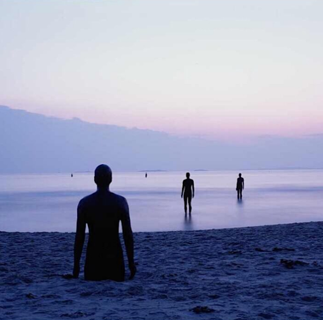 Patung modern karya Antony Gormley