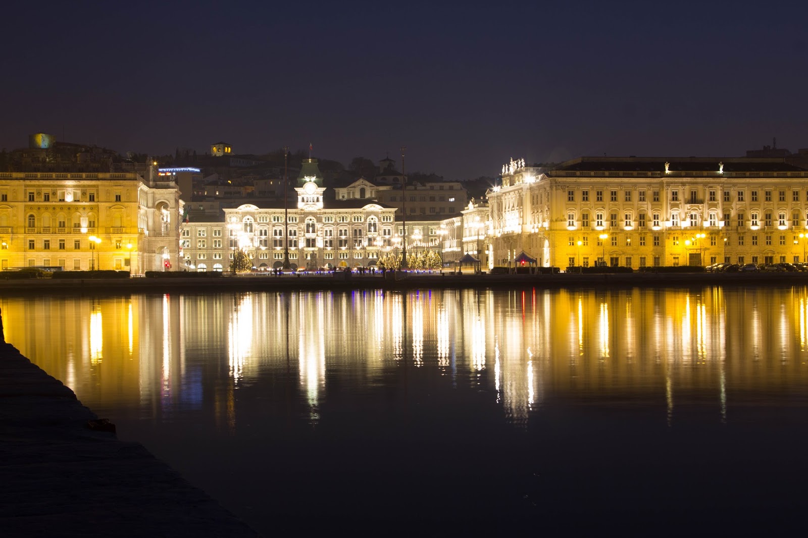 La piazza e uno spettacolo di notte ¨ di fronte al molo Audace chiamato cosi perch¨ attracco la nave Audace e prima nave della Repubblica Italiana