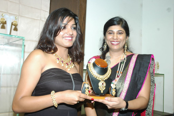 tashu kaushik launch hiya designer jewellery glamour  images