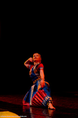 TEATRO GRECO DI ROMA Rassegna "Che Danza Vuoi?" XIV ediz. - 2011 ASSOCIAZIONE CULTURALE ORCHESTÉS presenta  "MATRI"  DEE E DONNE DALLE DANZE DELL'INDIA DEL SUD Marialuisa Sales e Marzia Colitti  Foto: Barbara Abate  19 ottobre 2011 Marialuisa Sales e Marzia Colitti Danze Liturgiche e Danze d’Amore dalla tradizione sacra dell’India. Protagoniste sono sempre le donne, donne innamorate, donne che si rapportano al loro Amato o alla Divinità, in una progressione di stati ove l’Amore umano si trasforma nell’Amore Divino. Foto: Barbara Abate