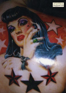 Mulher com estrelas tatuadas nas costas.