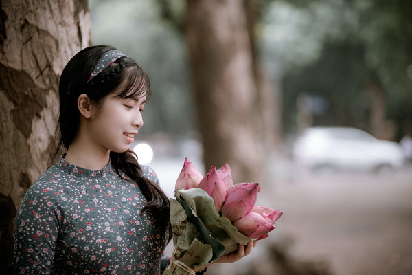 Thiếu nữ áo dài chấm hoa