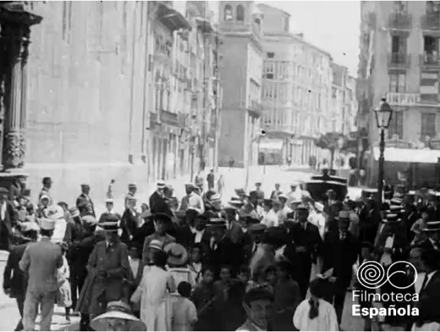 Calle Portales a la salida de la Concatedral de La Redonda