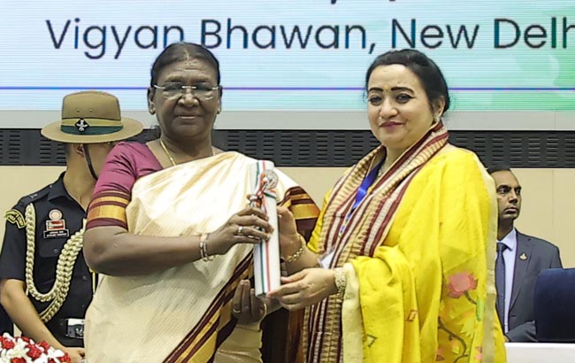 President Droupadi Murmu Honors Principal of Sat Paul Mittal School Bhupinder Gogia with National Teachers' Award 2023