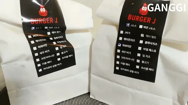 흰-종이-포장지에-검정-스티커가-붙여진-사진