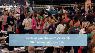 Am letzten Tag der Generalkonferenz in Charlotte tanzten die Delegierten nach dem Morgengottesdienst ausgelassen zum Soul-Hit Love Train.