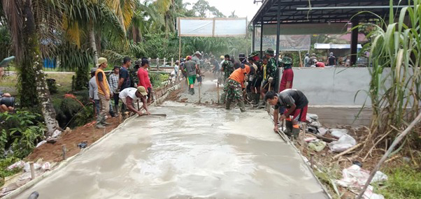 Dengan Penuh Semangat Satgas TMMD Ke-111 Kodim 1207/Pontianak Bersama Masyarakat Rampungkan Pengerjaan Jalan 