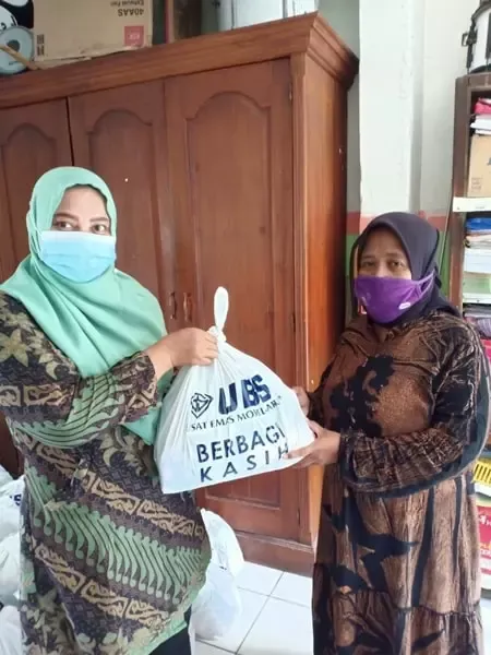 Bantuan Sembako Untuk Wali Murid MI AL AMIN Dari UBS Melalui Terang Surabaya