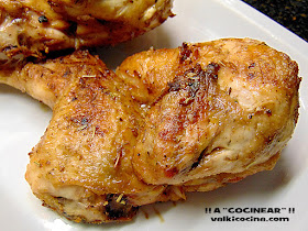 Pollo asado a la parrilla o barbacoa con aceite de hierbas