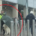 Άνδρας security κράτησε ομπρέλα σε σκύλο για να μη βραχεί και έγινε παγκόσμιο viral