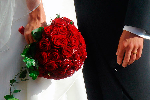 Una pareja de novios en el altar durante su boda.