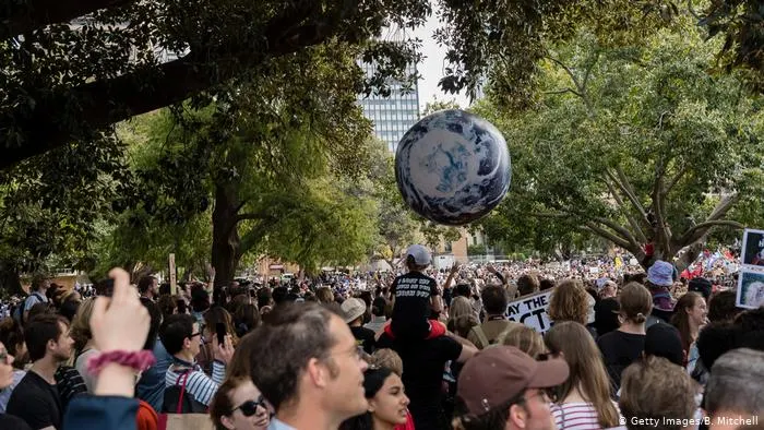 Greve Global Pelo Clima: Sociedade iludida e induzida pela  grande mídia, e como se autodestruirá