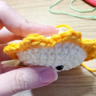 Amigurumi Sun - Attaching the sun rays (step 8)