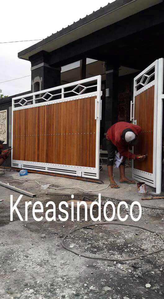  Pintu Besi Kombinasi Kayu Kamper Pemasangan di Bali 