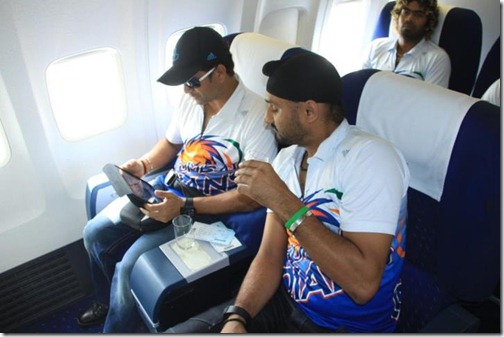 Sachin-Tendulkar-and-Harbhajan-Singh-Mumbai-Indians-on-way-to-Chennai