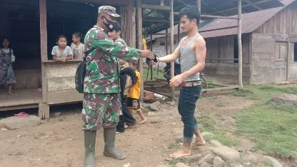 Bertemu di Jalan, Satgas TMMD Kodim Tapsel, Giat Bagi Masker  ke Warga