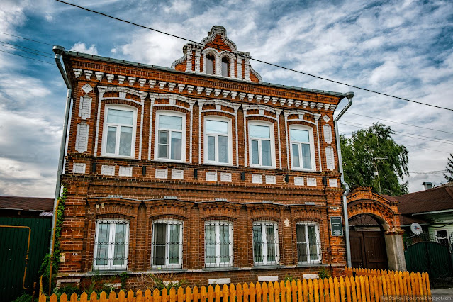 Старый кирпичный дом с декором из белого кирпича