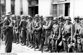Soldiers of Aserbeidschanische (Azeri SS Volunteer) Feld-Bataillon I./111 during the Warsaw Uprising. Aug, 1944