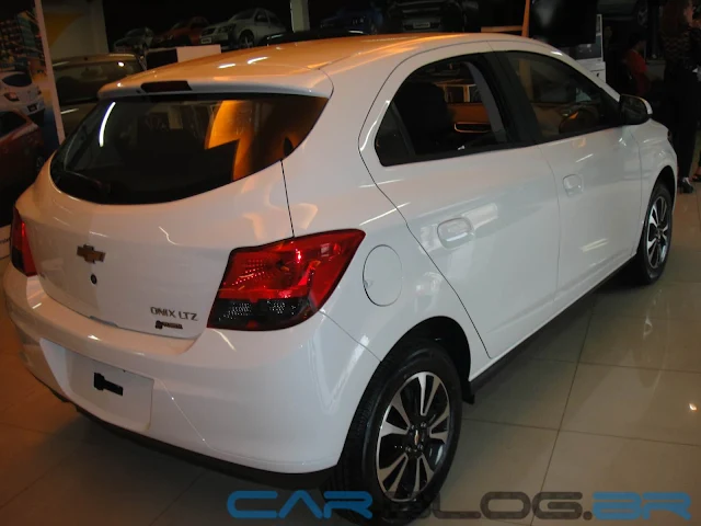 Chevrolet Onix LTZ 1.4 2013 Branco - perfil traseiro