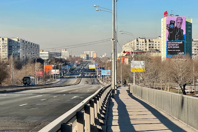 1-й Алтуфьевский путепровод, Алтуфьевское шоссе, реклама Tele2