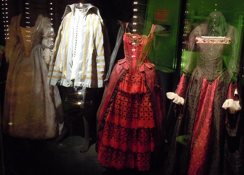 White and Red Queen Courtiers Alice in Wonderland costumes