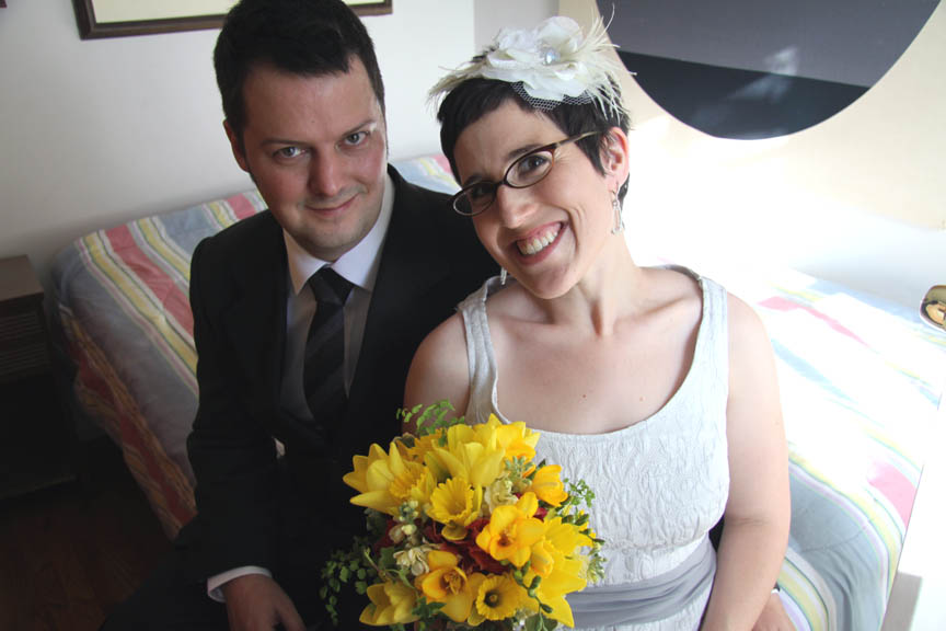 Shelley and Jason above celebrated their spring wedding in the thriftiest 