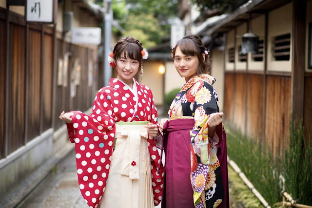 Các cô gái xứ Phù Tang thường lựa chọn kimono để diện vào dịp lễ hội. Màu sắc của kimono thường biểu thị cho các mùa trong năm, nên họa tiết hoa, lá… vừa được sử dụng nhiều vào ngày Xuân vừa thể hiện tình yêu thiên nhiên của con người Nhật Bản. Ngoài ra, yukaka cũng là trang phục truyền thống có thiết kế giống kimono nhưng ít lớp vải hơn và có giá thành rẻ hơn.    Bạn có biết, người mặc kimono cần phải lựa chọn màu sắc sao cho phù hợp với độ tuổi. Những màu sáng có sắc nóng như màu đỏ thường được dùng cho trẻ em và phụ nữ chưa kết hôn, phụ nữ đã có chồng thường mặc kimono màu lạnh và thiết kế tay ngắn.