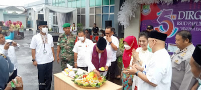 Sekda Kabupaten Tangerang Potong Tumpeng di RSUD Pakuhaji Ke-5