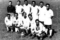 REAL MADRID C. F. - Madrid, España - Temporada 1955-56 - Juan Alonso, Atienza II, Marquitos, Lesmes II, Muñoz y Zárraga; Joseíto, Marsal, Di Stéfano, Rial y Gento - REAL MADRID 4 (Di Stéfano, Rial 2 y Marquitos), STADE DE REIMS 3 (Leblond, Templin e Hidalgo) - 13/06/1956 - Copa de Europa, Final - París, Parque de los Príncipes - EL REAL MADRID GANA LA 1ª COPA DE EUROPA. Aquí están posando con la Copa - Tambíen publicado en el enlace: REAL MADRID Campeón de Europa 1956