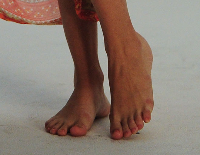 Selena Gomez posing barefoot