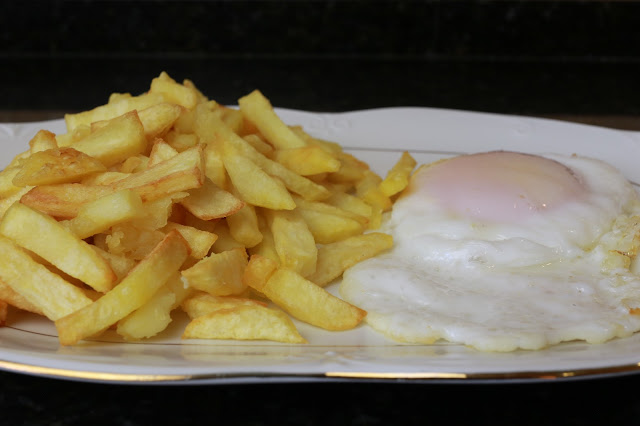 Patatas fritas perfectas con huevo frito de ganso