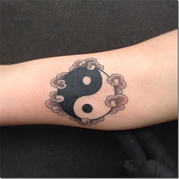 tatuaje-de-yin-yang-en-el-brazo tatuaje-de-yin-yang-en-el-brazo