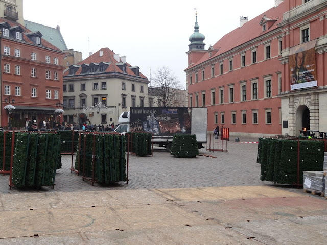 Przygotowania do postawienia choinki przed Zamkiem Królewskim