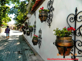 ankara, ankara hamamönü'nde House is a restored courtyard planted in pots mounted on the wall with a variety of flowers in
