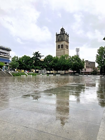 H σφοδρή καταιγίδα μετέτρεψε την κεντρική πλατεία Κοζάνης σε …”πισίνα”