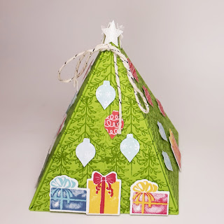 Tannenbaum mit Geschenken und Kugeln als Dreiecksschachtel Stampin' Up! www.eris-kreativwerkstatt.blogspot.de