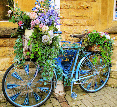 bicicleta no jardim com flores