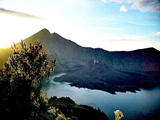 http://indonesia-tourisms.blogspot.co.id/2015/09/explores-wonderful-world-mount-rinjani.html