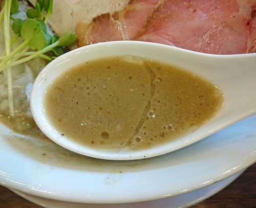 特濃煮干しラーメン スペシャルのスープの写真